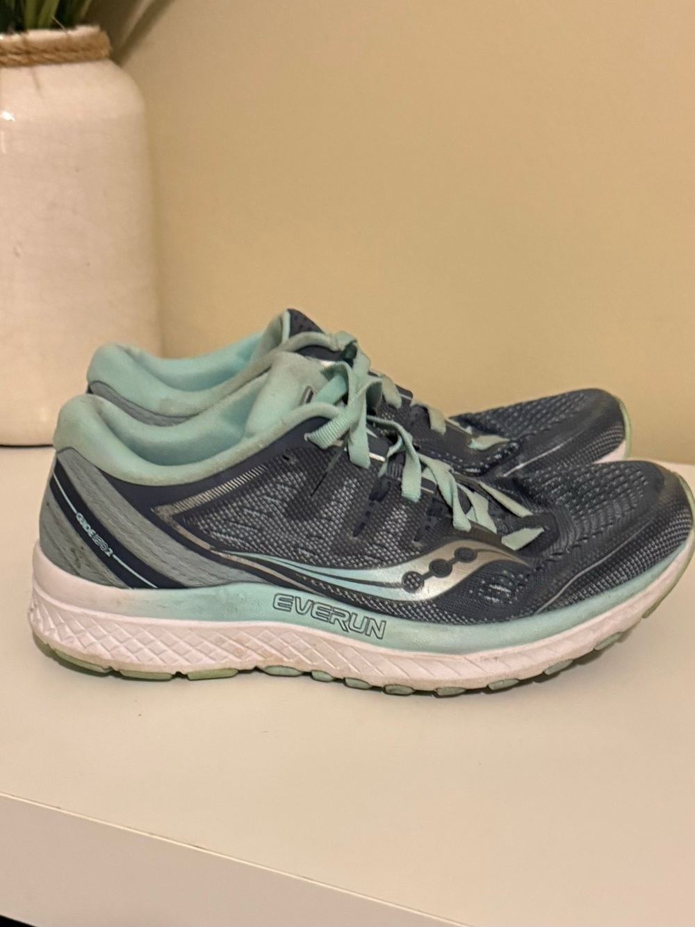 Saucony Guide ISO Size 6 running sneakers in an aqua blue and slate EUC